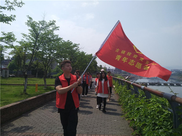 市古鎮(zhèn)公司聯(lián)合五龍山社區(qū)開展志愿者文明宣傳活動