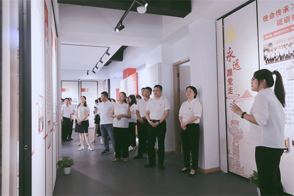 市古鎮(zhèn)投資公司黨委開展“黨建引領新征程，古鎮(zhèn)同心再出發(fā)”活動